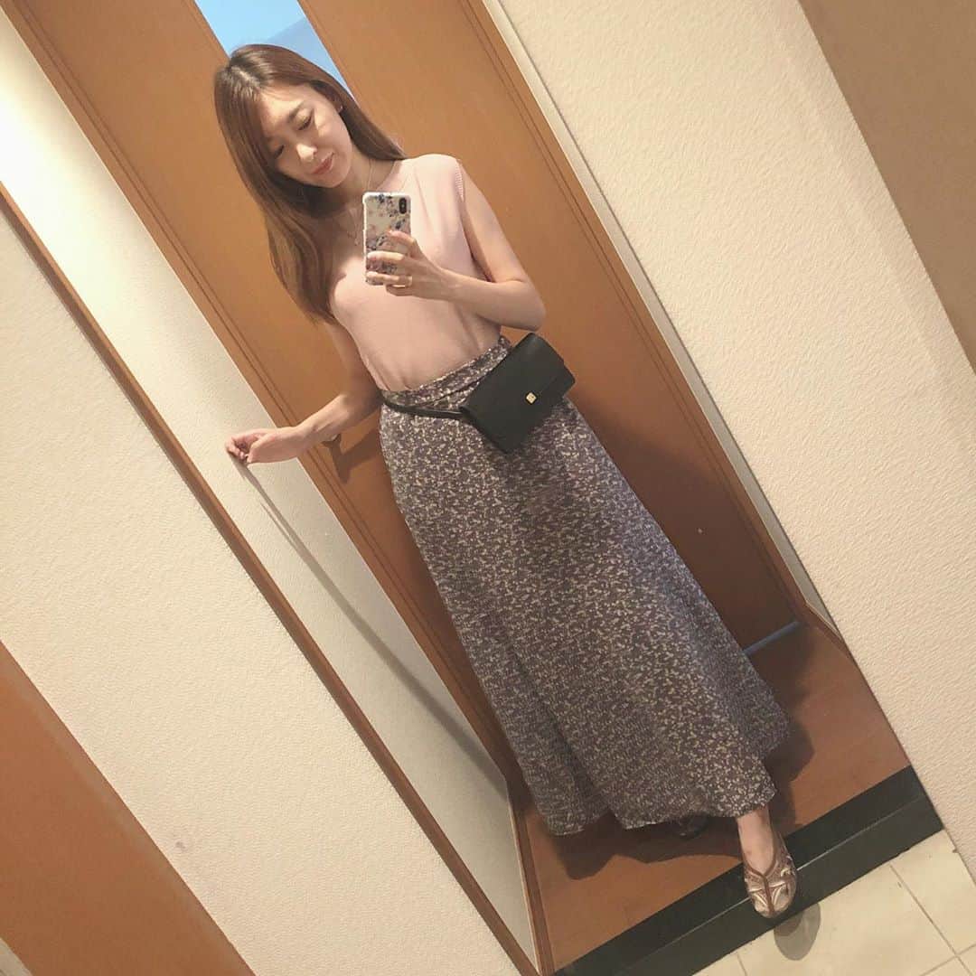 菊池かなこのインスタグラム：「. 秋のトレンド👠 #カンフーシューズ ( #チャイナシューズ ) アンバサダーをしている @vivian_collection_official のもの❤︎ 履きこなすの難しいかな？と思ったけど 意外に何にでも合う😍 楽だしルームシューズとしても良さそう！ . トップスは気に入りすぎていつも着てる アンバサダーをしている @saisondepapillon_official の フレンチスリーブトップス❤︎ この形、顔がすっきりして見える！ . . 👚 @saisondepapillon_official 👗 @grl_official 👠 @vivian_collection_official . . . ୨୧┈┈┈┈┈┈┈┈┈┈┈┈┈┈┈┈┈୨୧ #fashion#ファッション#code#今日のコーデ #viviancollection #vivian公式アンバサダー #vivianコーデ#2020ss #zozotown #ゾゾタウン #夏ファッション #夏コーデ #夏靴 #秋靴 #プチプラコーデ #プチプラファッション #プチプラ高見えコーデ #プチプラママコーデ #今日の靴 #靴好きな人と繋がりたい #足元倶楽部　 #フラットシューズ#ぺたんこ靴#ルームシューズ#チャイナシューズ #セゾンドパピヨン#saisondepapillon」