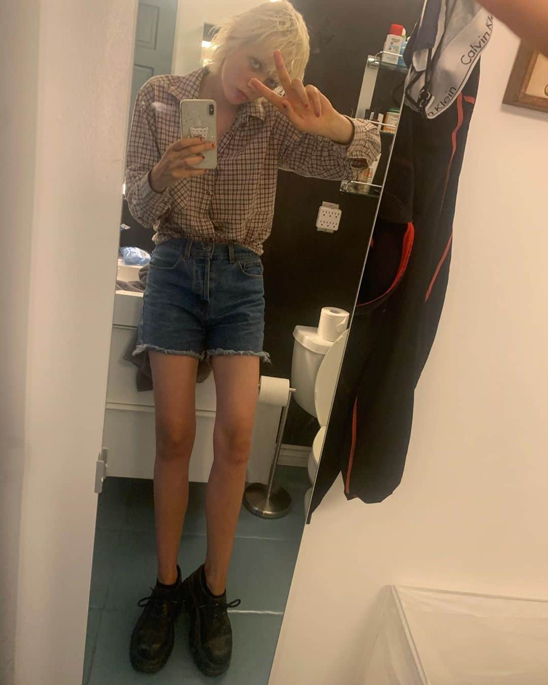マリヤン・ジョンクマンのインスタグラム：「Haven't posted a peace sign pic in years so here we go✌🏼✌🏼✌🏼」