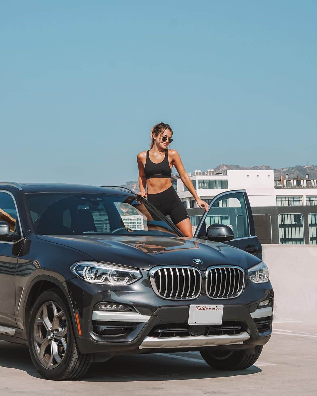 ヴェール・ゲンタさんのインスタグラム写真 - (ヴェール・ゲンタInstagram)「Cruising around California in this baby... The #XDrive30e is a plug-in hybrid so I saved $ and helped better the earth all at once 🌍 Thank you @bmwusa 🚙 #X3 #socalbmw」8月25日 3時15分 - valegenta