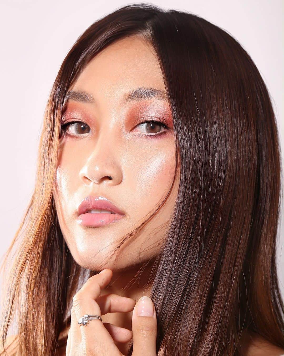 のインスタグラム：「New day🦋New me🦋 ． ． Make up by @alexandra_alcaniz_mua  Photo by @ionarenas  In @alwaysmakeup_es  ． Gracias⋈♡*｡ﾟ ． Products @graftobianmakeup @inglotspainoficial @mudcosmetics @mudstudiosevilla」