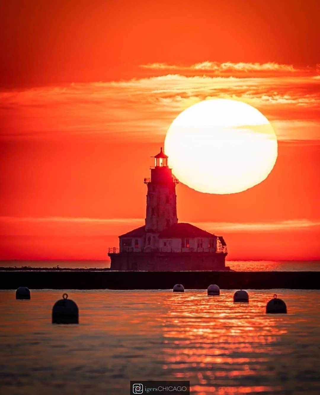 のインスタグラム：「Wonderful summer day in the lighthouse by @frankfang1 and @igerschicago 😍❤️📸☀️✨ #igerschicago #igersUSA #igers」