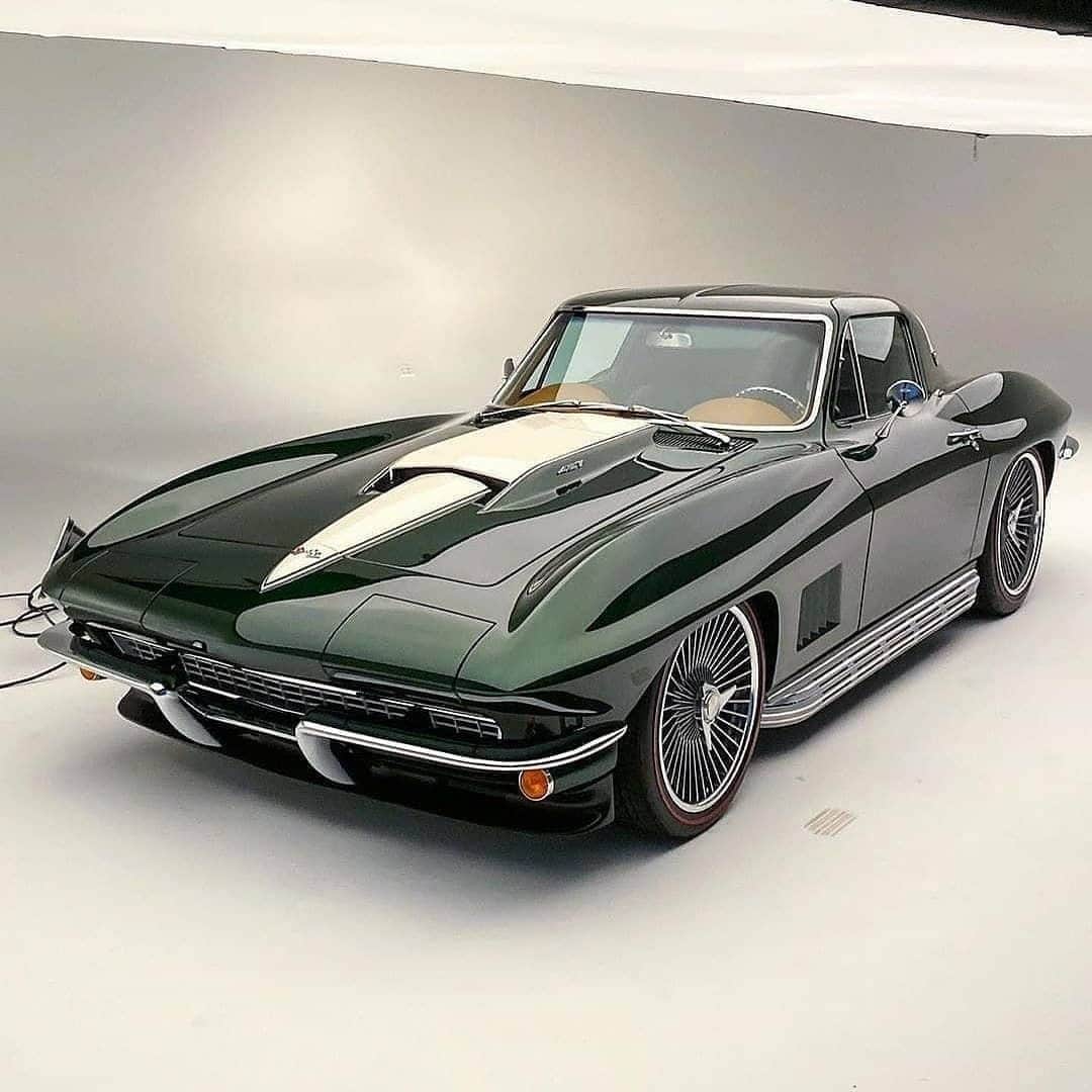 Classics Dailyさんのインスタグラム写真 - (Classics DailyInstagram)「#ClassicsFeature _____ 1967 Widebody Corvette spotted on @hotrodmagazine _____ #classiccar #musclecar #hotrod #protouring #prostreet #restomod #classicsdaily #streetrod #streetcar #customcar #hotrods #streetrods #corvette #c2 #c2corvette #newbalance #jorts」8月25日 4時01分 - classicsdaily