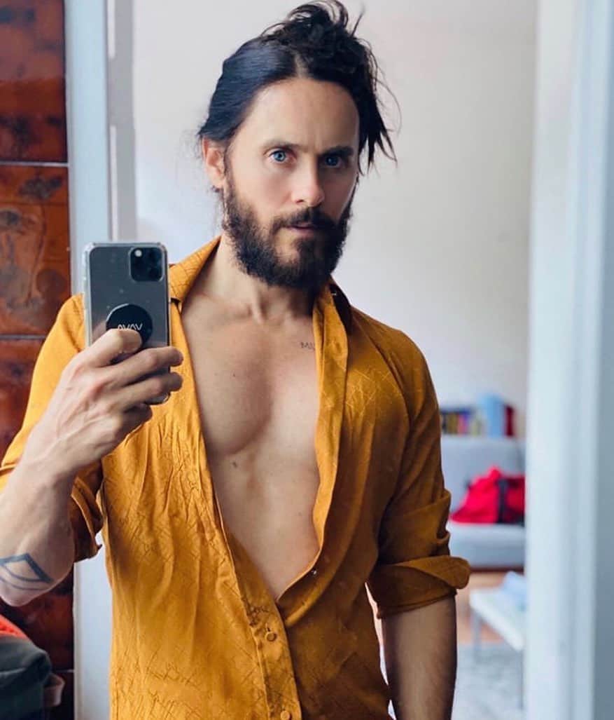 Just Jaredさんのインスタグラム写真 - (Just JaredInstagram)「@jaredleto posted a sultry selfie with his shirt partially unbuttoned and fans are loving it! #JaredLeto Photo: @jaredleto/Instagram」8月25日 4時05分 - justjared
