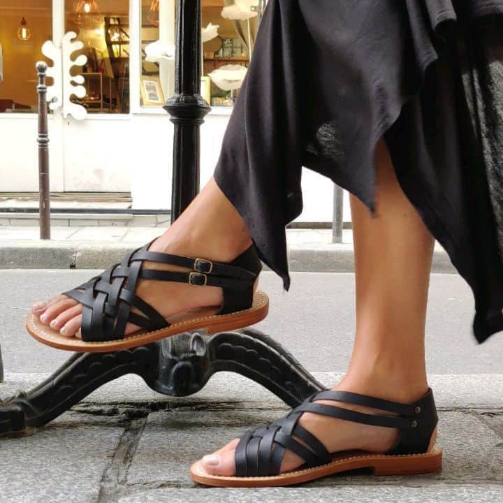 のインスタグラム：「Faire durer l'été en terrasse ☀️ Modèle Annabel en tannage végétal   #sandales #terasseparisienne #tannagevegetal #vegtannedleather #endlesssummer #parisienne #paris #iloveparis #summershoes #shoemakers  #labottegardiane #souliers #shoemaker #savoirfaire #labelepv #handcraftedinfrance #frenchheritage #french #sofrenchysochic #frenchstyle #madeinfrance❤️ #fabricationfrançaise #reusereducerecycle #provence #madeinprovence #camargue #artisanatfrancais #artisan #sustainablefashion #durablegoods」