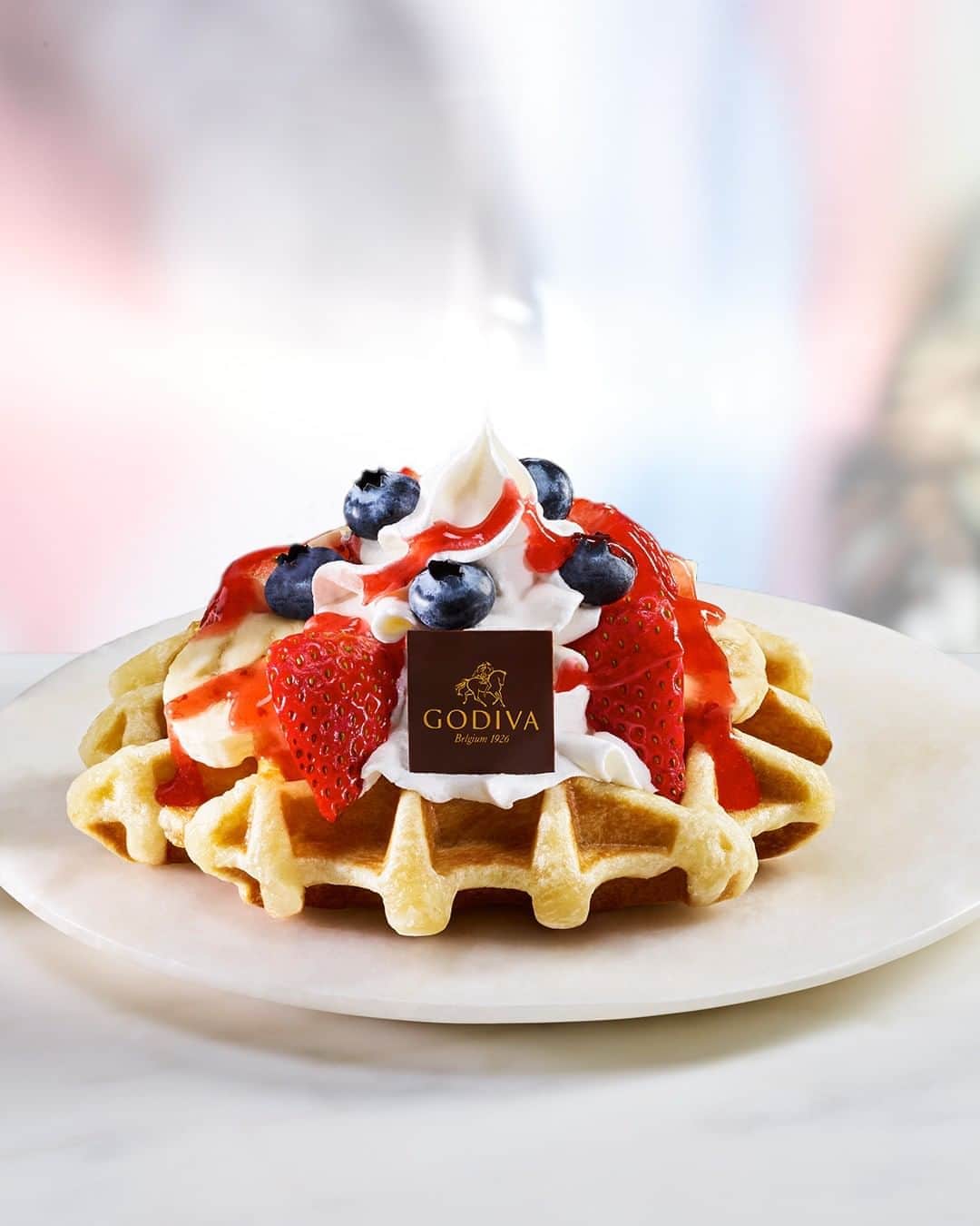GODIVAさんのインスタグラム写真 - (GODIVAInstagram)「Introducing our Deluxe, freshly-made Belgian Liege Waffles this #NationalWaffleDay. Our Berry Deluxe Waffle is topped with soft serve, fresh berries, whipped cream, and a delicious strawberry puree drizzle. 😋 Download the GODIVA app and order it today at your local GODIVA Café.」8月25日 4時10分 - godiva