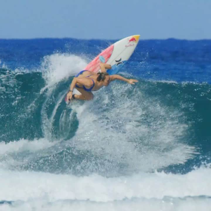 カリッサ・ムーアのインスタグラム：「Happy Monday friends 😘 video: Rick Memsic @swellpatrol」