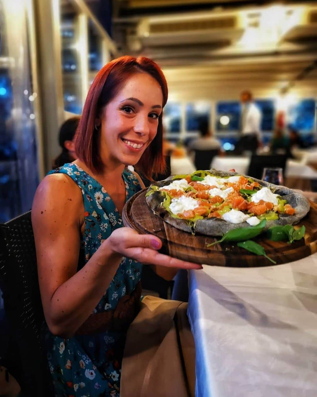 ニコーレ・デラ・モニカのインスタグラム：「Stasera ho provato la bella E-state! Bella e buona proprio come sembra, anzi come sembrava perché è già finita 😋🤩  #beatotemilano #pizzagourmet #pizzalover #tartaredisalmone #guacamole #pizzalover #pizza #blackagency #love #foodlover」