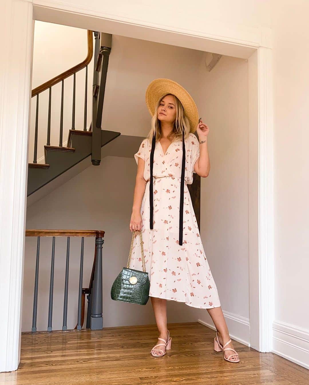 リズ・チェルカソワのインスタグラム：「A pretty dress for no reason at all. Thank you for all of your positive messages about my rather brutally honest Insta Stories. Your DMs bring me joy. Sometimes they bring me to tears. Helping you feel a little more comfortable in your own struggles is the least I can do. If you need to rant, I’m always here to listen. If you need a friend, you have one.」