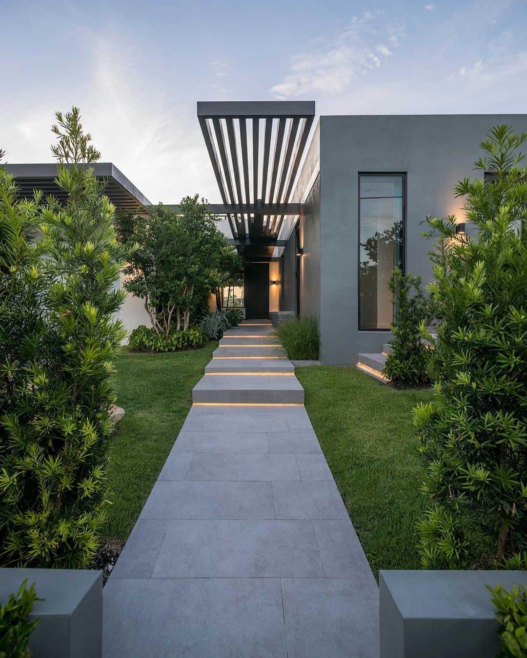 Design Milkさんのインスタグラム写真 - (Design MilkInstagram)「Built on a narrow plot of land, Villa M was thoughtfully designed from the inside out by @dooarchitecture to maximize natural light and views with the help of a series of courtyards. \\\ designmilk[dot]com \\\ photos by @orioltarridasphoto」8月25日 4時32分 - designmilk