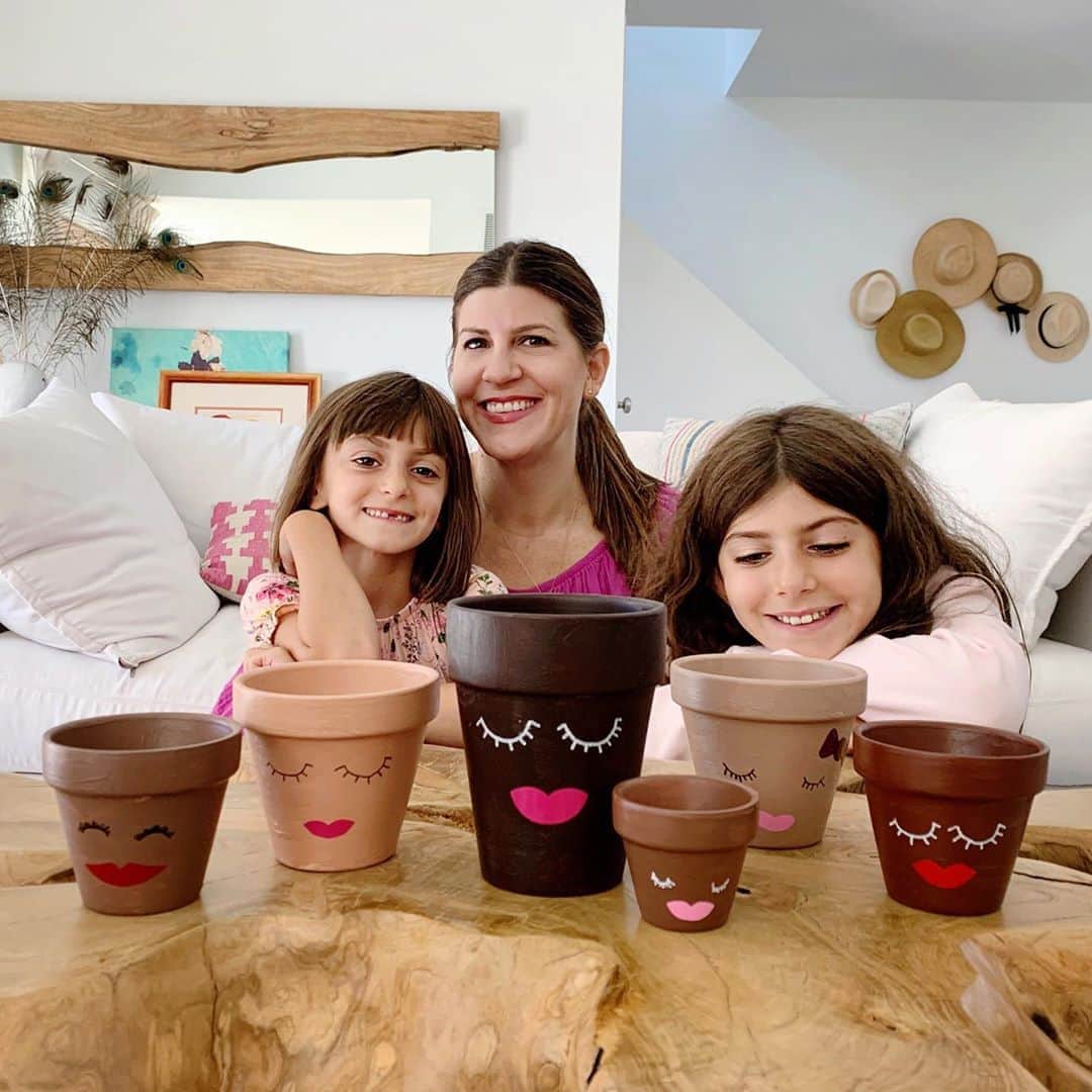 Ilana Wilesさんのインスタグラム写真 - (Ilana WilesInstagram)「WE MADE THESE!!!! This might be my favorite craft we’ve done while stuck at home, thanks to a great session of @popsicle Virtual Recess. We followed along with @damasklove who taught us how to make these flower pots using “people colors.” She made the point in her video that paint companies have recently renamed their "flesh" paint color to acknowledge that everyone has different but equal skin tones. Each new #PopsicleVirtualRecess session pairs a craft or imaginative activity that ties in a discussion about race, representation or other important topics to help kids imagine a better world. Now we need to steal some plants from Mike's garden to make our "people of the world" planter community complete! You can find this activity on @Popsicle’s IG TV and tune in tomorrow at 4pm EST for another live session on @Damasklove’s IG Live. #PopsiclePartner」8月25日 4時32分 - mommyshorts
