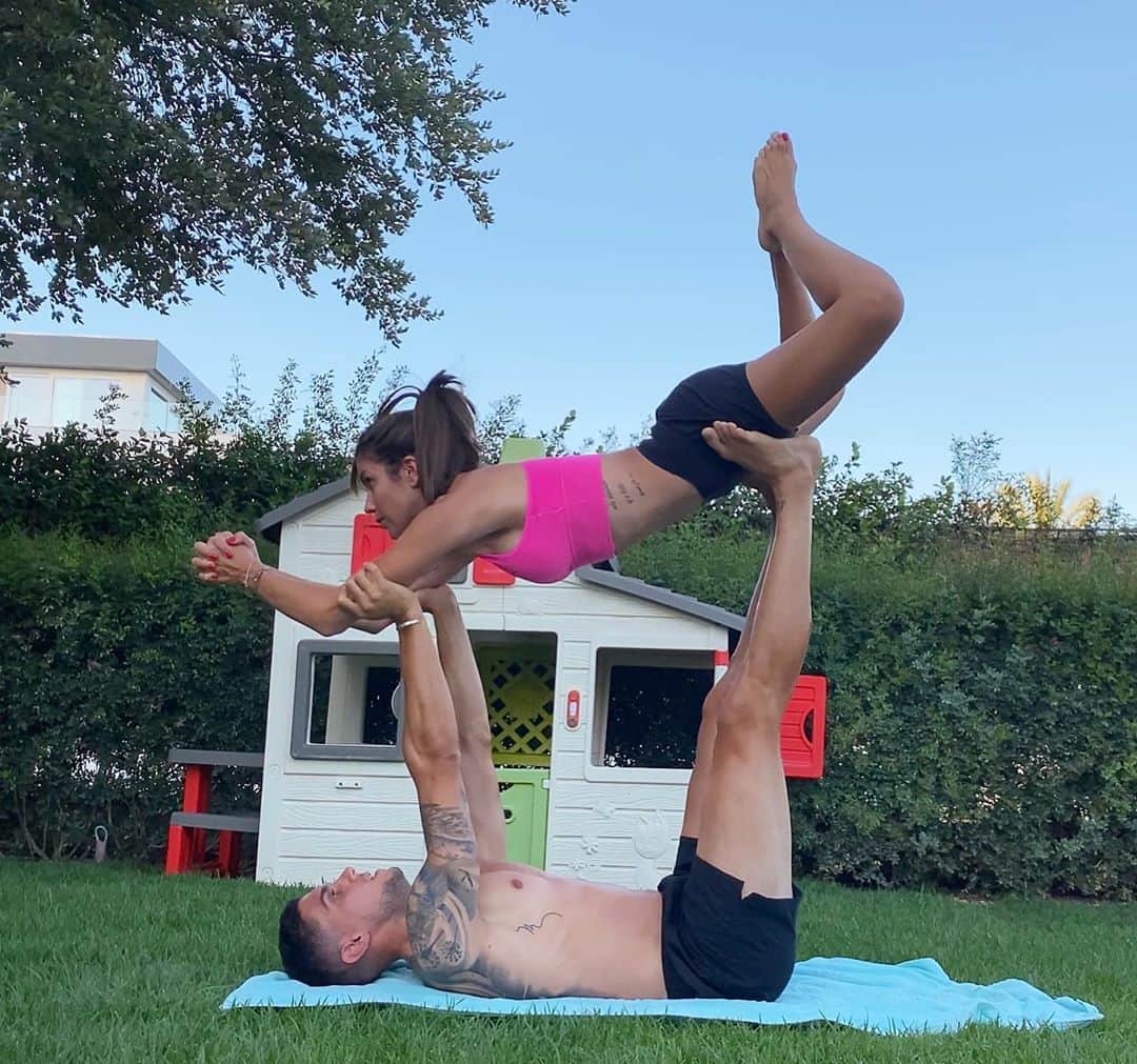 マルク・バルトラのインスタグラム：「Inhala el futuro, exhala el pasado y vive el presente. #yoga #yogalove #couple 🧘🏻‍♂️🤍🧘🏻‍♀️」