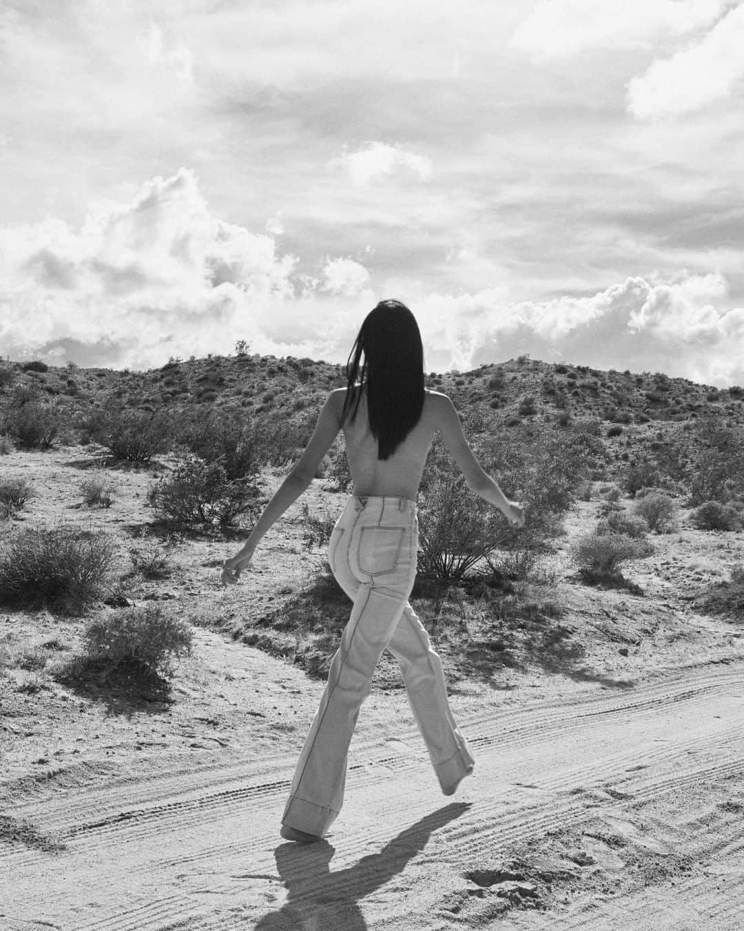 カレントエリオットのインスタグラム：「walking into the work week like… cc: @jessie.li._」