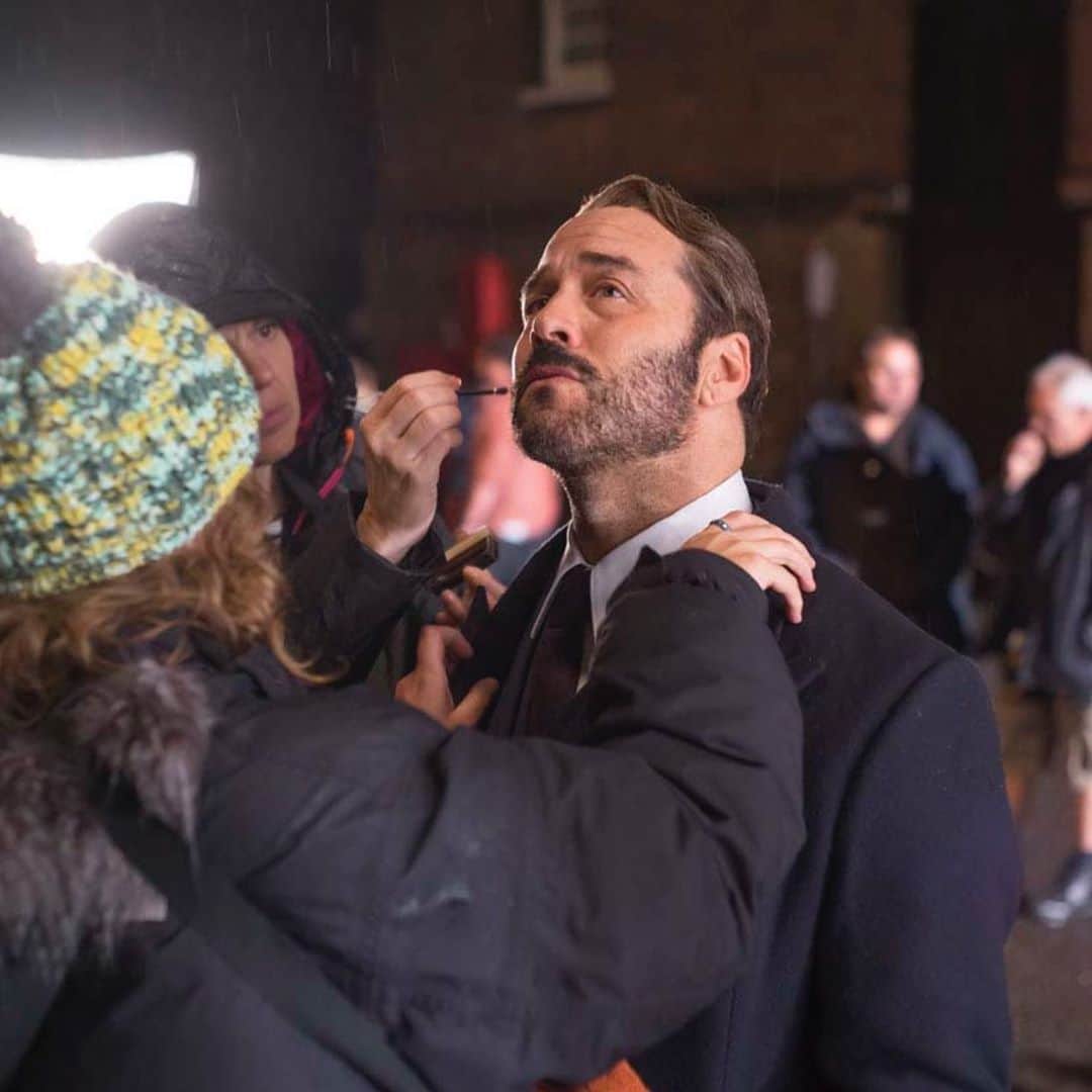 ジェレミー・ピヴェンのインスタグラム：「A different time ! Moments  before filming the last scene of Mr. Selfridge. I think we’re all discovering shows that we might’ve missed now that we have the time... u can find this one on @amazonprimevideo and I believe Netflix over seas . You guys probably know better than I do, I’m pretty much a caveman」