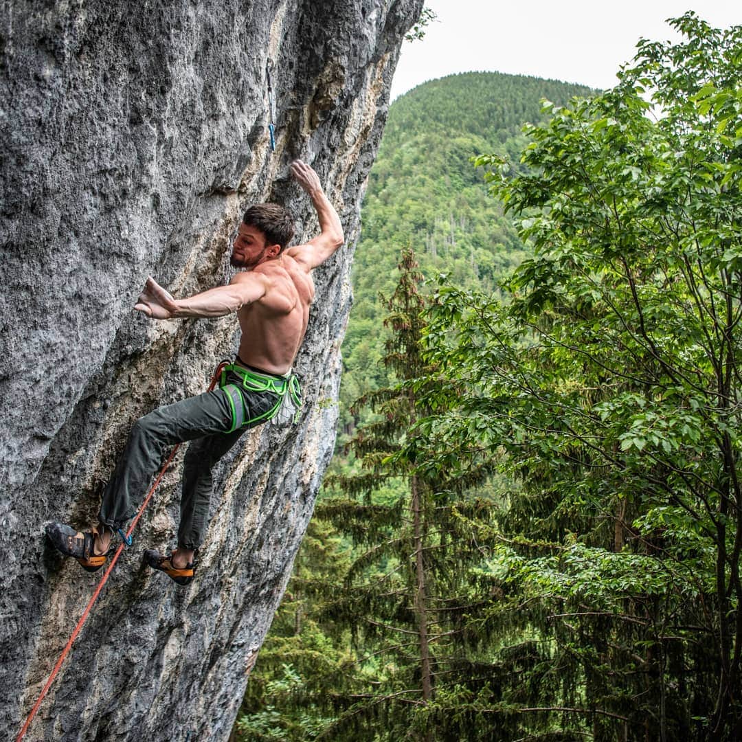 イェルネイ・クルーダーのインスタグラム：「💥 BAM 💥 If somebody saw me climbing in last days, would say I'm bluffing. But I guess lower temperatures do affect my climbing, that's probably the reason why I send "Umetnost" 9a today 😁.  Area Ter is slowly closing for me, since I also did the FA of "Platina" 8b+, few days ago. 📸: @martin_z_orko ___________________ @scarpaspa @ocun.climbing @vibram @snowmonkey」