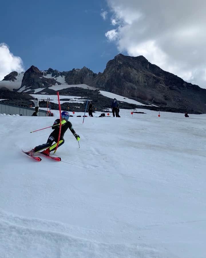 ミカエラ・シフリンのインスタグラム：「🍳🚘🏔⛷🙃🥳🚘 🌮🏋🏼‍♀️🍝😴 🔁🔁🔁🔁🔁  (My recent @usskiteam @timberlinelodge camp life, explained in emojis. Cheers for the ride, @landroverusa.)」