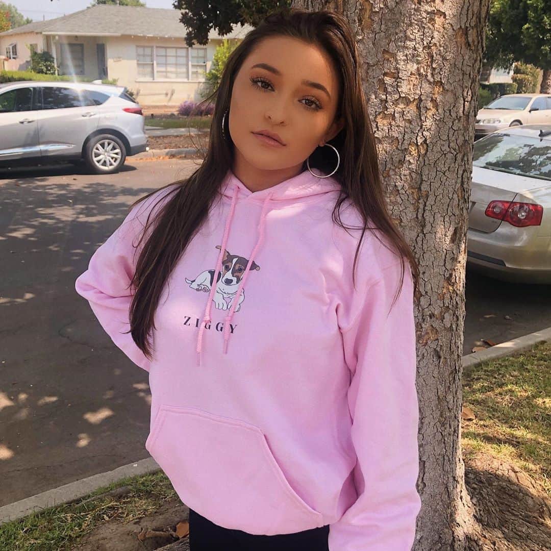 テイラー・グラブスのインスタグラム：「i want one of these for all my pups🥰 i am obsessed with my customised hoodie from @WokeTextiles featuring a hand drawn pawtrait of Ziggy!  Here's how you can order your own customized items from Woke Textiles in 4 simple steps:  1. Add item to cart and check out  2. Email your photos to woketextiles@gmail.com  3. Approve and check the final design  4. Enjoy your item」