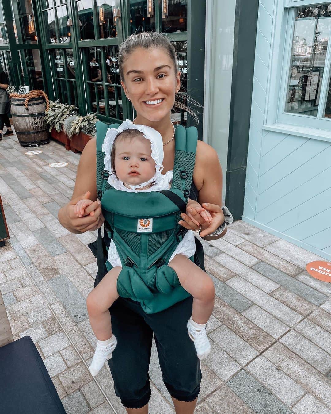 エイミー・ウィラートンのインスタグラム：「Demz face when I dress her up as a butter churner #bestiesforlife ❤️」