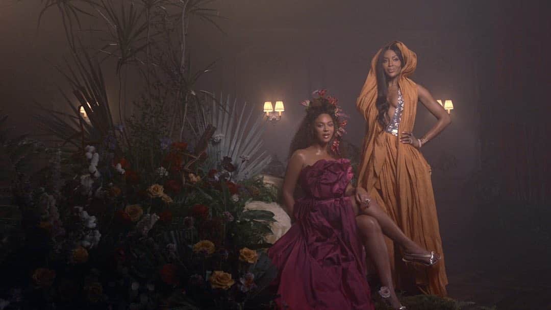 Vevoさんのインスタグラム写真 - (VevoInstagram)「@beyonce has brightened our Monday with an official video for "BROWN SKIN GIRL" with Blue Ivy, @saintjhn and @wizkidayo, from 'Black is King.' 🌺 Watch the beautiful, cinematic visuals, featuring some extra special guests. 😍 ⠀⠀⠀⠀⠀⠀⠀⠀⠀ ▶️[Link in bio] #BROWNSKINGIRL #Beyonce #SAINtJHN #WizKid #NaomiCampbell #LupitaNyongo #KellyRowland #BlackIsKing」8月25日 5時04分 - vevo