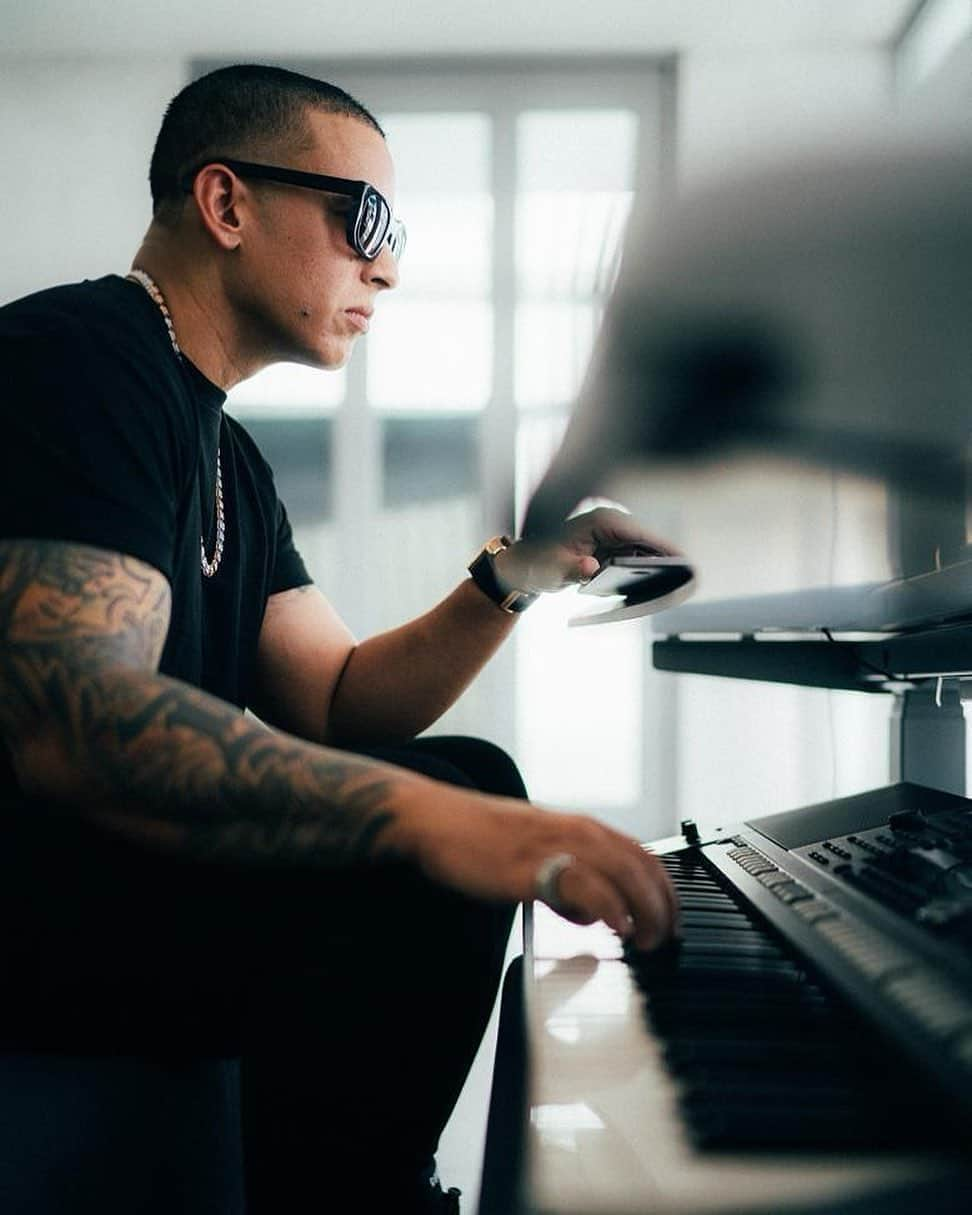 ダディー・ヤンキーさんのインスタグラム写真 - (ダディー・ヤンキーInstagram)「Una de las facetas que más disfruto, producir 🎵 #DaddyYankee」8月25日 5時10分 - daddyyankee