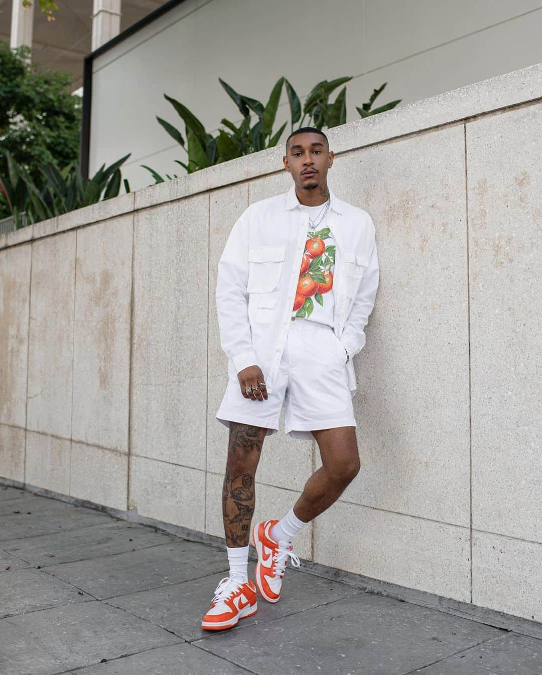 MR PORTERのインスタグラム：「Our daily dose of Vitamin C 🍊 with Mr @darion_famous. He's wearing a T-shirt by @casablancabrand—available only at the MR PORTER Tee Store. Head to the link in bio to discover the other exclusive styles. #MRPORTERTheTeeStore」