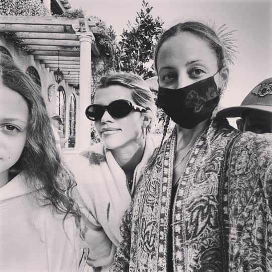 ジョエル・マッデンのインスタグラム：「Happy Birthday to my little sister @sofiarichie 🥳 You make all our lives way more funny, and way more fun. Never a day you don’t make me laugh or smile. There is no one else like you Kid😜I’m proud to be your and Miles brother...I can’t wait to see what you do with the number 22!❤️」