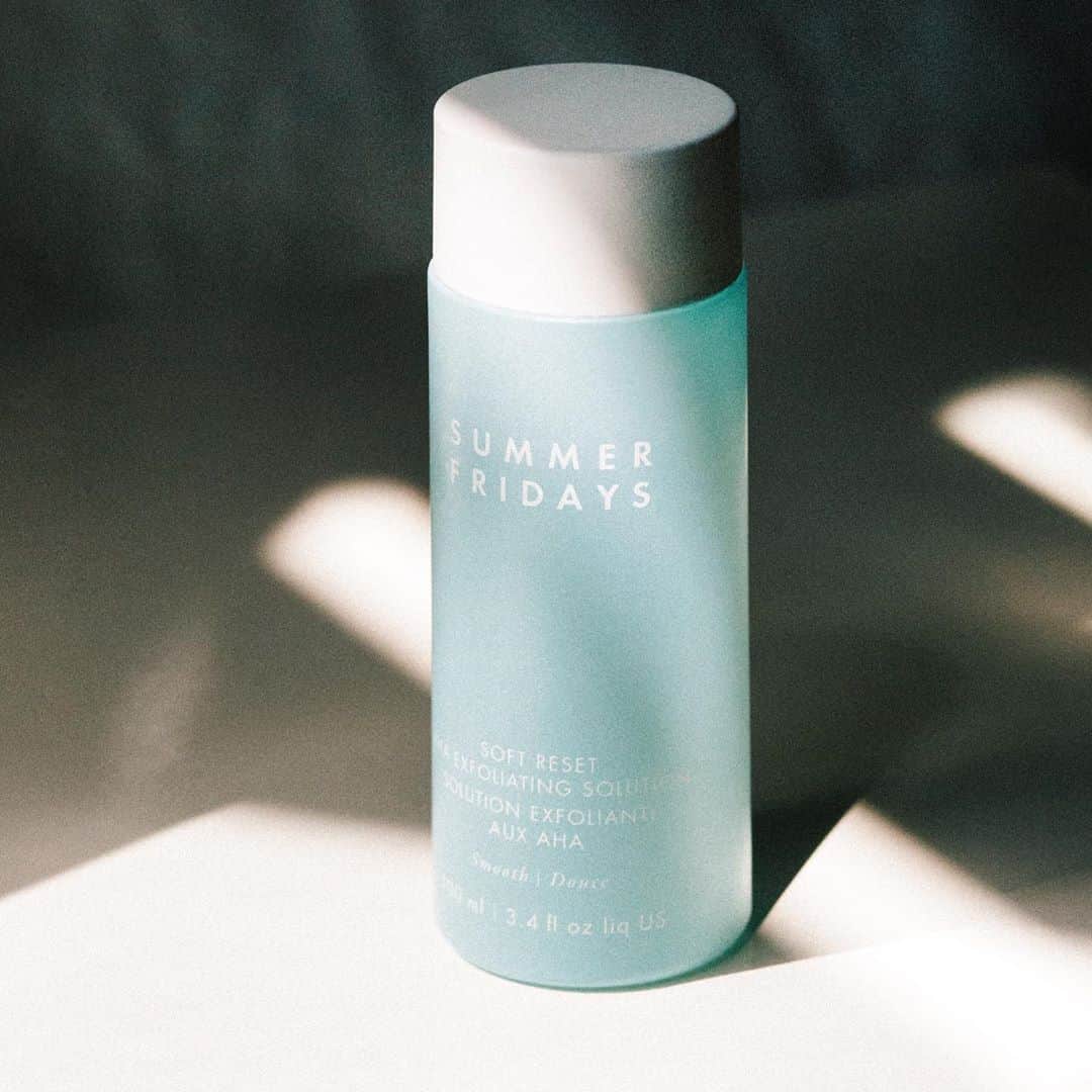 Marianna Hewittのインスタグラム：「Sharing our newest skincare product!!! ☁️ say hello to @summerfridays Soft Reset AHA Exfoliating Solution  A powerful 3-in-1 nighttime treatment that exfoliates, brightens and reduces the appearance of pores revealing luminous, soft skin.  Formulated with lactic and glycolic acid, plus niacinamide — with soothing aloe and hyaluronic acid.  Available 8.26 #youronlysolution」