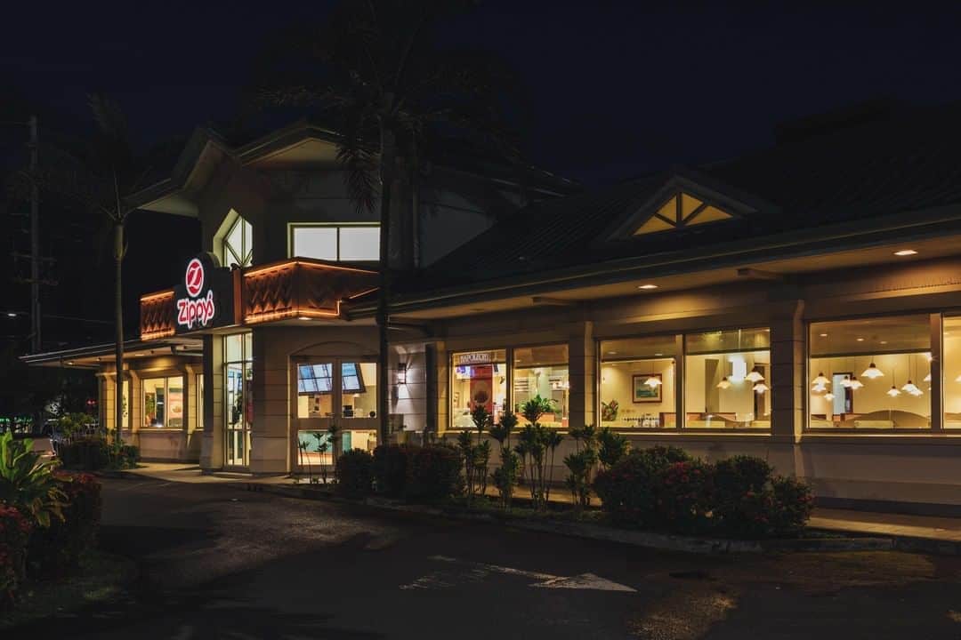 のインスタグラム：「Yo, Windward side?! Zippy’s Kaneohe restaurant dine-in service is open and ready to serve.」
