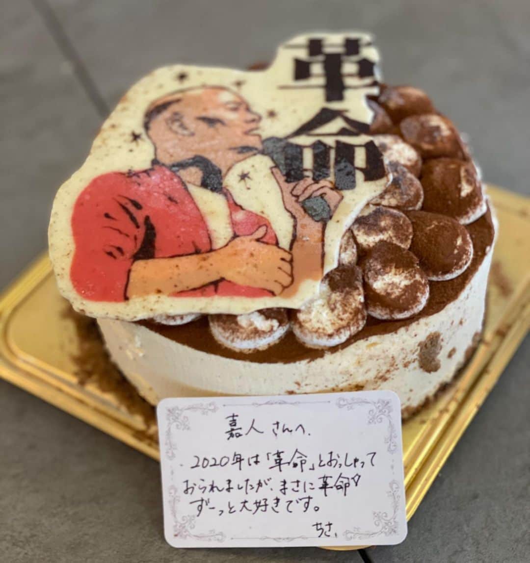のインスタグラム：「鹿児島で独立した『ちさ』さんからスペシャル革命ケーキが届きましたー🔥🔥🔥 めっちゃテンション上がった❤️そして…美味い💕❤️💕❤️💕」