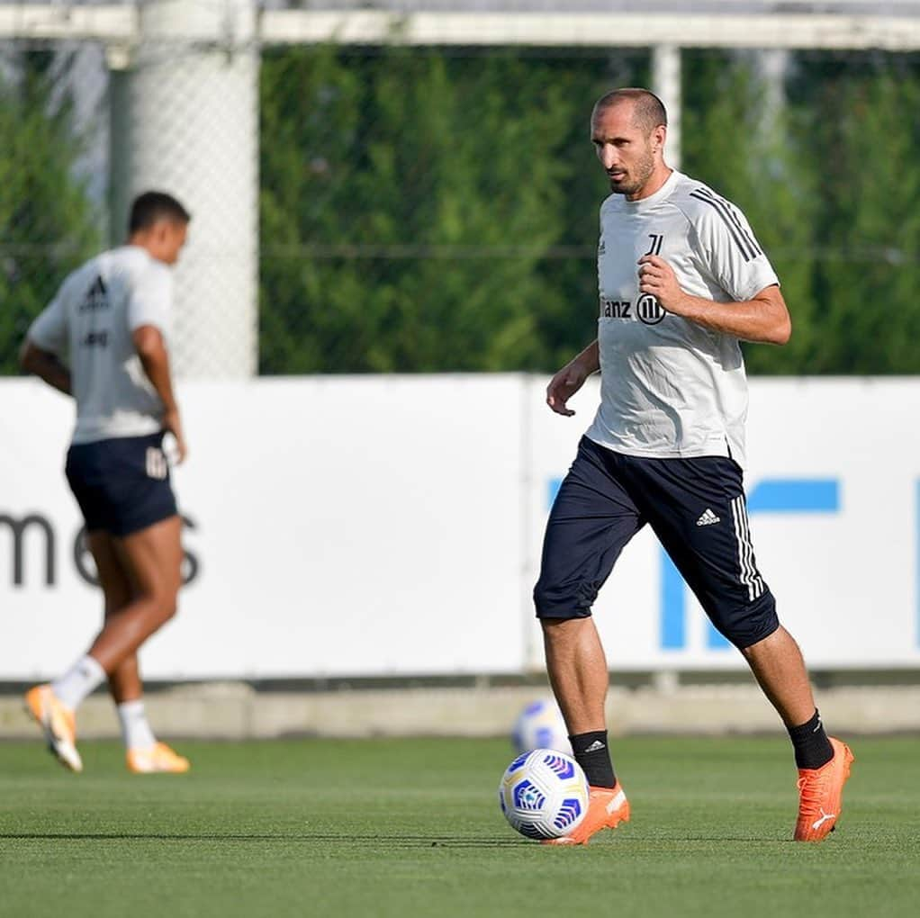 ジョルジョ・キエッリーニさんのインスタグラム写真 - (ジョルジョ・キエッリーニInstagram)「😃⚪️⚫️」8月25日 5時56分 - giorgiochiellini