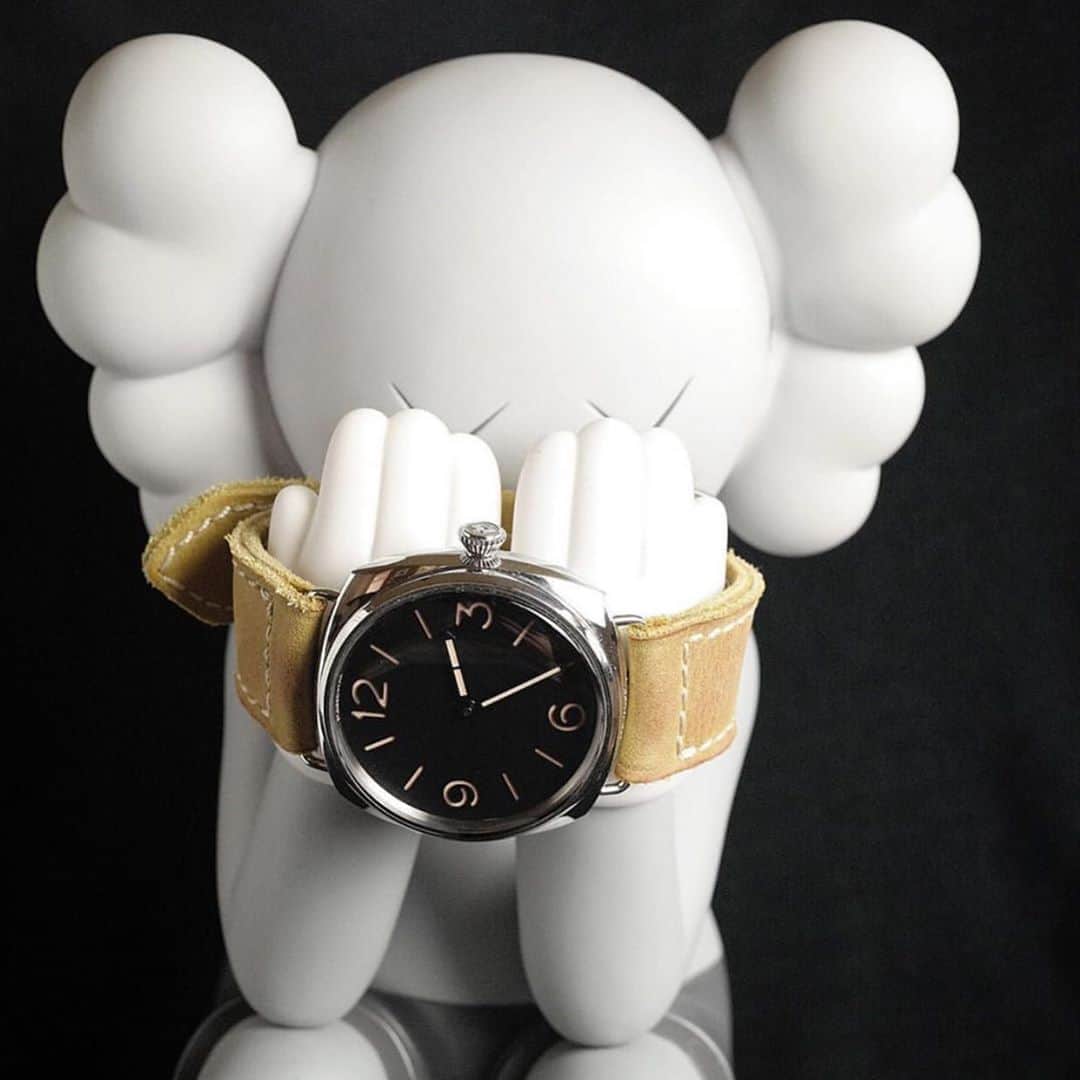 パネライのインスタグラム：「This makes me like the #Kaws figure even more  now that it doubles as a watch holder 😂. The #Panerai #PAM721 Anonymous Dial. Pic by my good friend @mhaymond1 #paneraicentral」