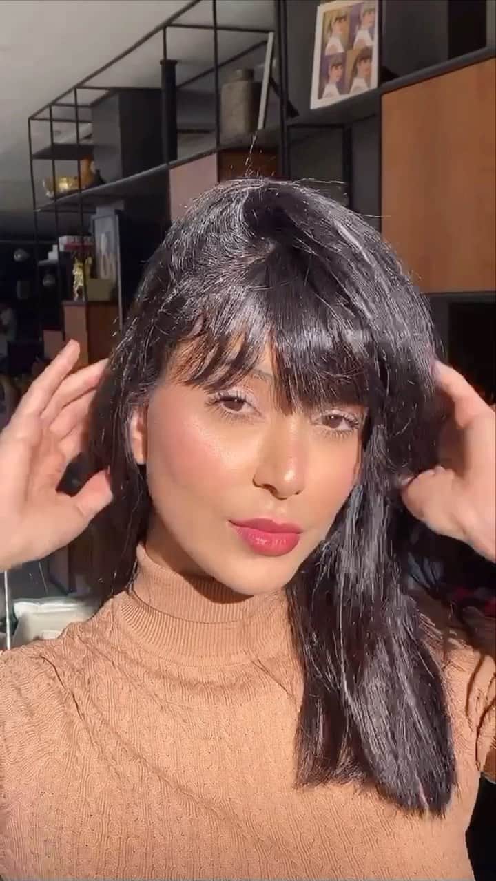 Gabriela Salesのインスタグラム：「É make natural e glow que você quer @? ✨✨✨ Simplesmente apaixonada pelos lançamentos de @quemdisseberenice Começando pelo Booster Detox que prepara a pele pra receber o make. Ele pode ser usado sozinho ou misturado na base. A base de Nutrição Ativa é perfeita, com acabamento natural e super hidratante, tem vários ativos que cuidam da pele enquanto dá aquela cobertura mara! E finalizando com o No Make, meu produto preferido da vida eterna, que tem a tonalidade perfeita!!! Uso ele nos lábios e na bochecha para dar uma corzinha!!! Todos disponíveis no site da QDB! Coloquei o link nos stories 😍😍😍!  - Produtos usados no vídeo: -Booster Detox -Base Nutrição Ativa, cor 3F -Lip Tint “No Make” -Máscara 4D #rotinaspossíveis *publi」