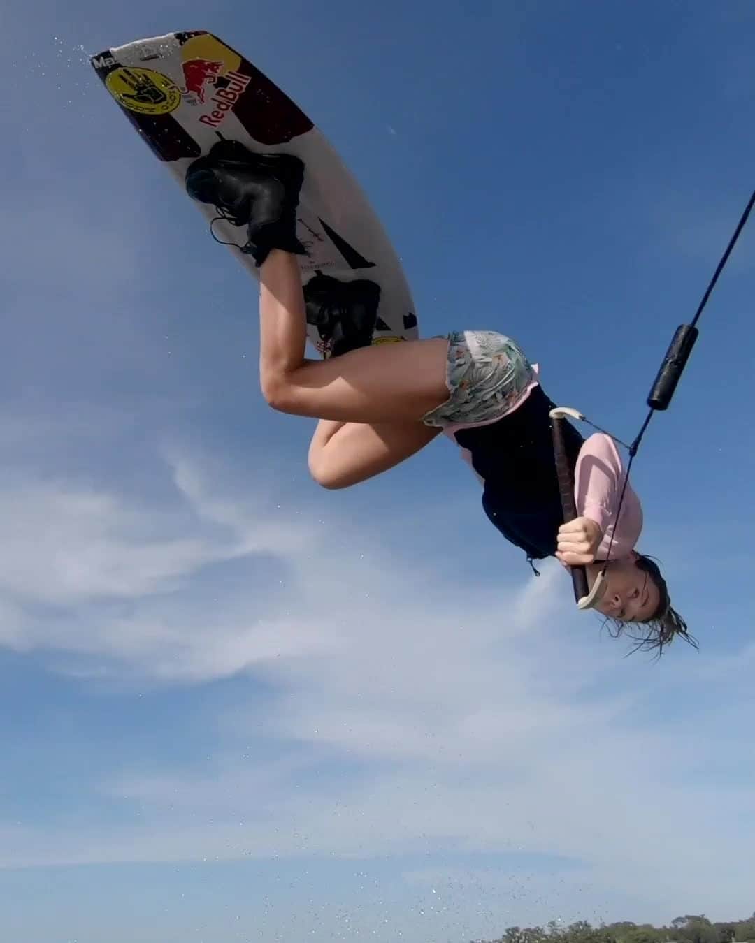レッドブルのインスタグラム：「flying over the wake with steez 😎   catch up with 5x World Champion @meaganethell in her feature article! Link in bio 📹: @guentheroka  #wakeboarding #wake #watersports #redbull #givesyouwings」