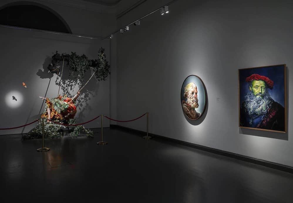 のインスタグラム：「Work by Glenn Brown, Georg Baselitz, Jenny Saville, and Jeff Koons is included in "Inspiraatio–Nykytaide & Klassikot," on view at Ateneum, Finnish National Gallery, Helsinki, through September 20.  This exhibition, whose title translates to "Inspiration–Contemporary Art & Classics," explores contemporary art inspired by iconic masterpieces. Here, the original works are referenced through replicas, prints, plaster casts, and an abundance of archival materials. Follow the link in our bio to learn more. __________ #GlennBrown @ateneummuseum @glennbrownoffical Installation view, "Inspiraatio–Nykytaide & Klassikot," Ateneum, Finnish National Gallery, Helsinki,  June 18–September 20, 2020. (1) Artwork, left to right: © Yinka Shonibare, © Glenn Brown; (2) Artwork, right: © Wolfe von Lenkiewicz. Photos: Hannu Pakarinen」