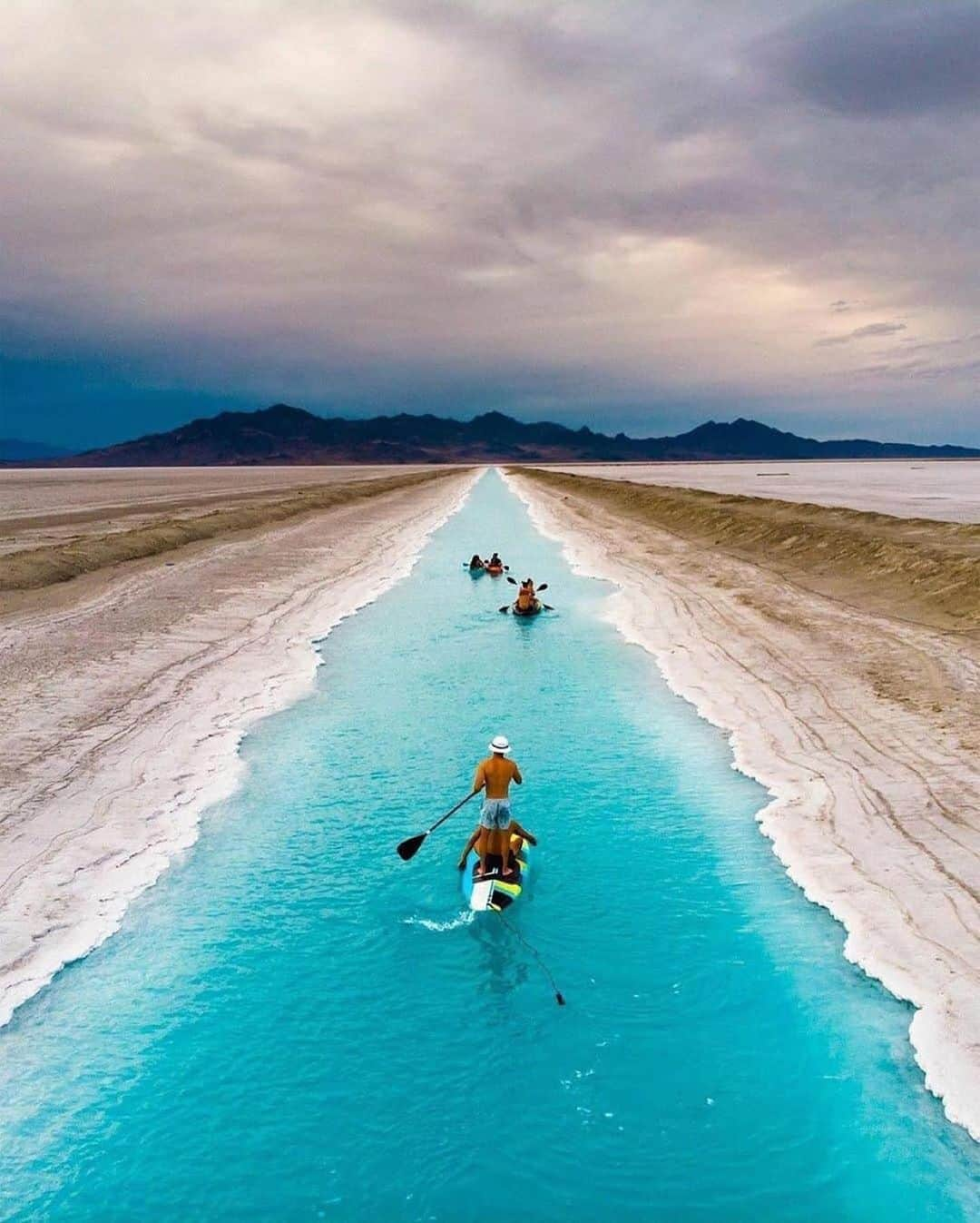 Earth Picsさんのインスタグラム写真 - (Earth PicsInstagram)「Have you ever visited the Bonneville Salt Flats ? They stretch over 30000 acres and can be found along I-80 on the Utah-Nevada border. 📸@mattcnewey . . . . . . . . . #bonnevillesaltflats #utahadventures  #utahgram  #wendover #nevada #utahtravels #travelideas  #natureseekers #droneshots #unitedstates #America #travelphotography #greatsaltlake #usatravel #utahphotographer #bonneville #saltflats #nationalparkphotography  #travelnow #yellowstonenationalpark #visitusa  #travelwriter #blogtravel #nationalpark #yellowstonepledge #choosemountains #exploreamerica #utahisbeautiful #yosemitenationalpark」8月25日 6時12分 - earthpix