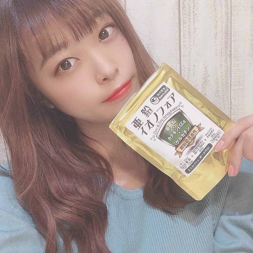 のインスタグラム：「. . 今回、モアナハーブさんから新発売の商品をご提供いただいたのでご紹介します🦖🦖 . 亜鉛って必須ミネラルの中に入ってるのに、 体内で作られる事がないから食事から摂取しないと不足していっちゃうんだよ〜 . 免疫力の向上、髪や肌の健康維持、精神安定、色んな効果があるから亜鉛って本当に大事なのです。 . 私の場合、最近喉を使う事が多いんだけど飲み始めたら喉が楽になった気がする！！！👏🏻 . 男女共に必要な成分だからみんなもチェックだよん . . #亜鉛イオノフォア #亜鉛サプリ #サプリメント #pr」