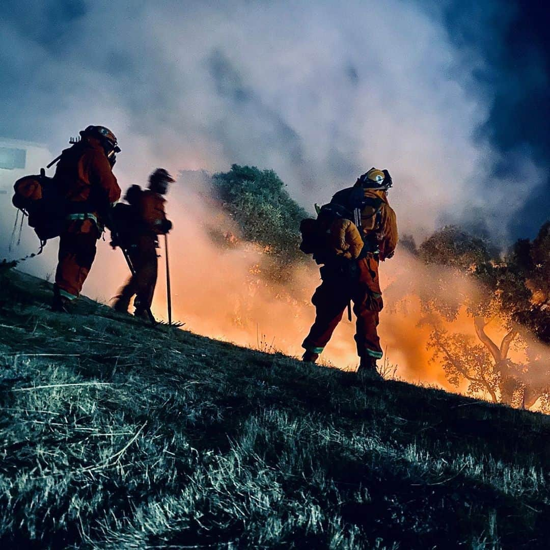 Discoveryさんのインスタグラム写真 - (DiscoveryInstagram)「Wildfires sparked by lighting and heatwaves struck California this week. Two of the fires burning around the Bay Area are now the second and third largest in the state’s history. With more than 1.1 million acres of land torched as of this morning, the tireless efforts of firefighters continue.  More than 13,000 firefighters have been battling the flames, including some on 24-hour shifts.    Meet a few of these heroic men and women on the new GO original series #CalFire. Watch now on the Discovery GO app or at Discovery.com/CalFire.    #wildfireseason #wildfire #fire #firefighter #fireforce #californiafires2020 #californiafires #wildfirefighter」8月25日 6時25分 - discovery