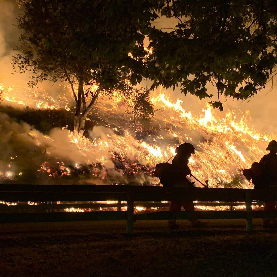 Discoveryさんのインスタグラム写真 - (DiscoveryInstagram)「Wildfires sparked by lighting and heatwaves struck California this week. Two of the fires burning around the Bay Area are now the second and third largest in the state’s history. With more than 1.1 million acres of land torched as of this morning, the tireless efforts of firefighters continue.  More than 13,000 firefighters have been battling the flames, including some on 24-hour shifts.    Meet a few of these heroic men and women on the new GO original series #CalFire. Watch now on the Discovery GO app or at Discovery.com/CalFire.    #wildfireseason #wildfire #fire #firefighter #fireforce #californiafires2020 #californiafires #wildfirefighter」8月25日 6時25分 - discovery