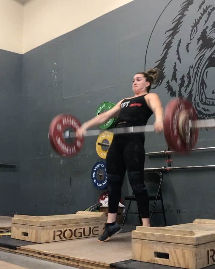 マッティ・ロジャーズのインスタグラム：「Nothing humbles you quite like jumping back into triples and 5’s and such after a nice week off(ish) and pretty much only heavy singles for a good while 😅 Super light things feel not so super light. Drilling technique and perfect movement HARD again & back to being a #beltlessbitch for a bit. Excited (but also slightly terrified for my life) to build from here over the coming weeks.  @roguefitness @xendurance」