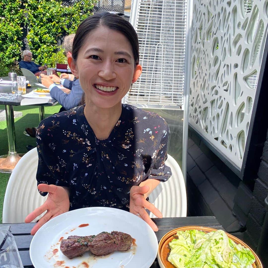 岡村仁美のインスタグラム：「今月イギリスでは外食産業支援のため月〜水の一人一回の外食につき£10を上限に政府が補填し、その分の割引が受けられます。 そのためもあってか屋外の席を中心に飲食店は結構盛況です。  確かにお得感はあるのですが、それでようやく日本でランチするのと同じくらいの金額かやや高いくらいの感覚💦外食は高いのです。  この日はアルゼンチン料理店でステーキを食べました🍽ランプ肉おいしかった〜  #ポーズが昭和ですみません #日本のごはんは安くておいしい #eatouttohelpout  #ロンドン」