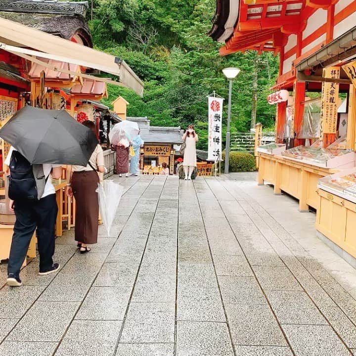 松尾幸実のインスタグラム：「石から石へ目を閉じて辿り着いたら恋愛事がうまくいくという #地主神社」