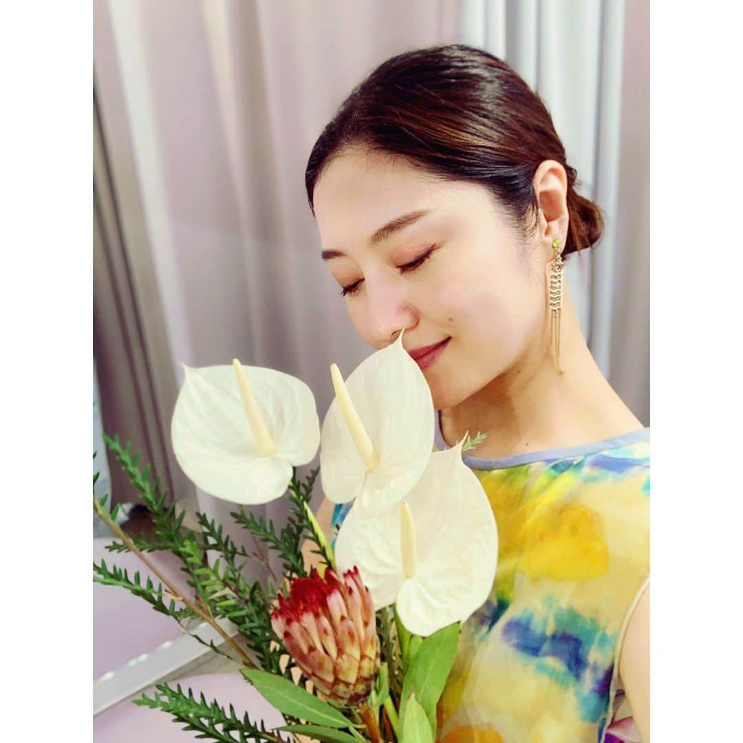 田澤友子さんのインスタグラム写真 - (田澤友子Instagram)「今日は「アンスリウムの日」 だそうです。 . 朝晩少しずつ涼しい風を感じるようになってきて、 酷暑ももうすぐ終わりが近づいているようです。 . 夏のメイクやファッションも、少しずつ 秋仕様にシフトしていかなくちゃ。 . でも、、まだまだ暑ーーい😵 . . #アンスリウムの日 #アンスリウム #flowers  #暑いの苦手 #夏の終わり #秋の気配 #大好きな秋冬ももうすぐ #たまにはモデル風  #田澤友子 #タザワトモコ」8月25日 6時30分 - tomo_tazawa