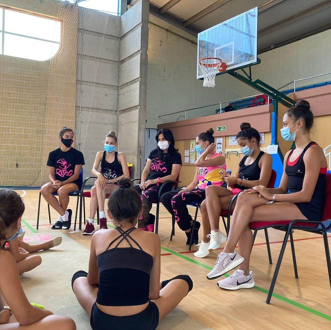 カロリナ・ロドリゲスのインスタグラム：「Ir juntos es comenzar. Mantenerse juntos es progresar. Trabajar juntos es triunfar. @gimnasioritmo  💪🏻 #team #clubritmo #motivation #gymnastics #generations」