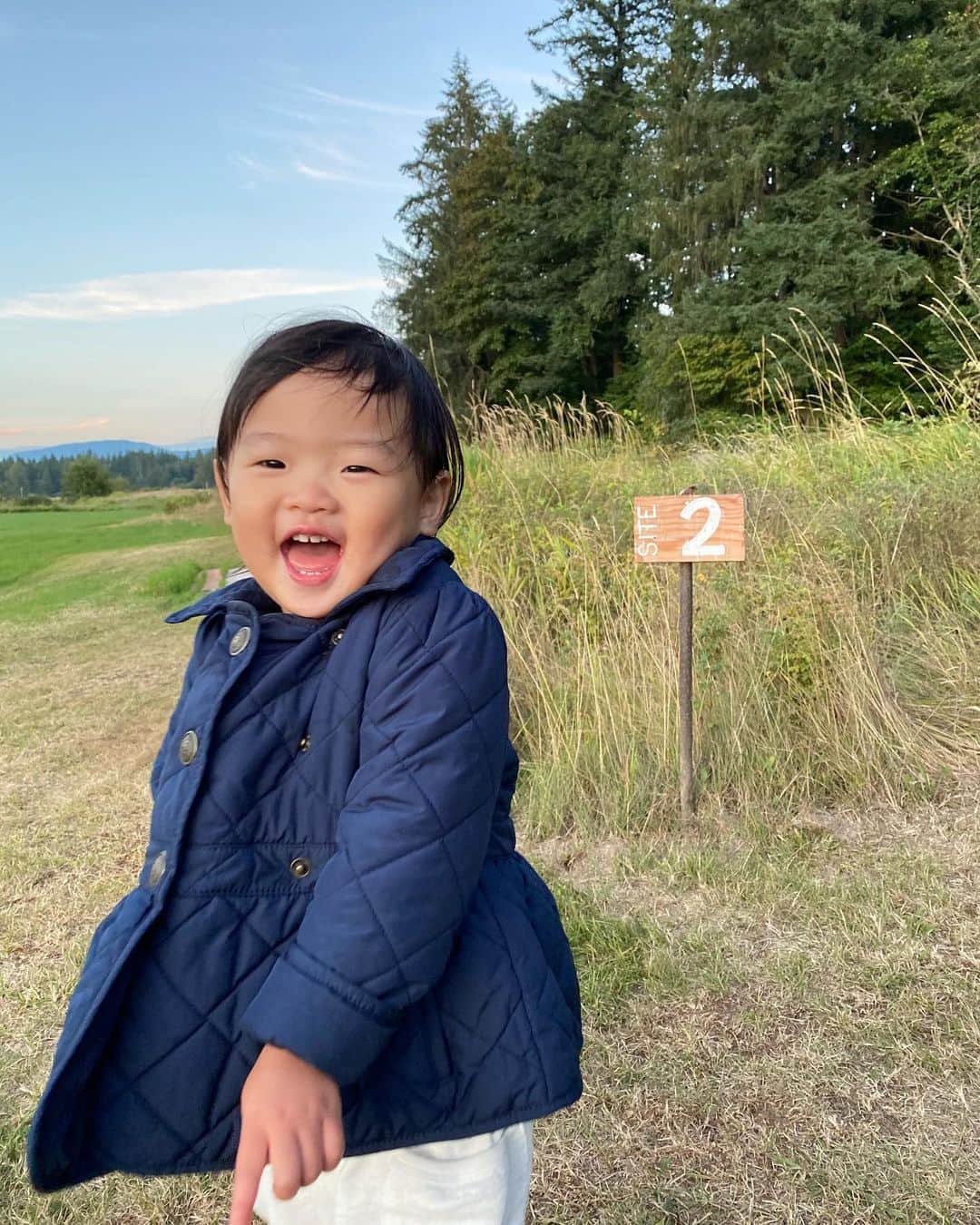 ヘリム・パクさんのインスタグラム写真 - (ヘリム・パクInstagram)「- 바람이 많이불어서 겹겹이 입힌 난해한 패션이지만, 리아는 뭘입어도 이쁘네🥰 . . . #리아네 #시애틀맘 #시애틀 #캠핑」8月25日 6時39分 - iam_hyepark