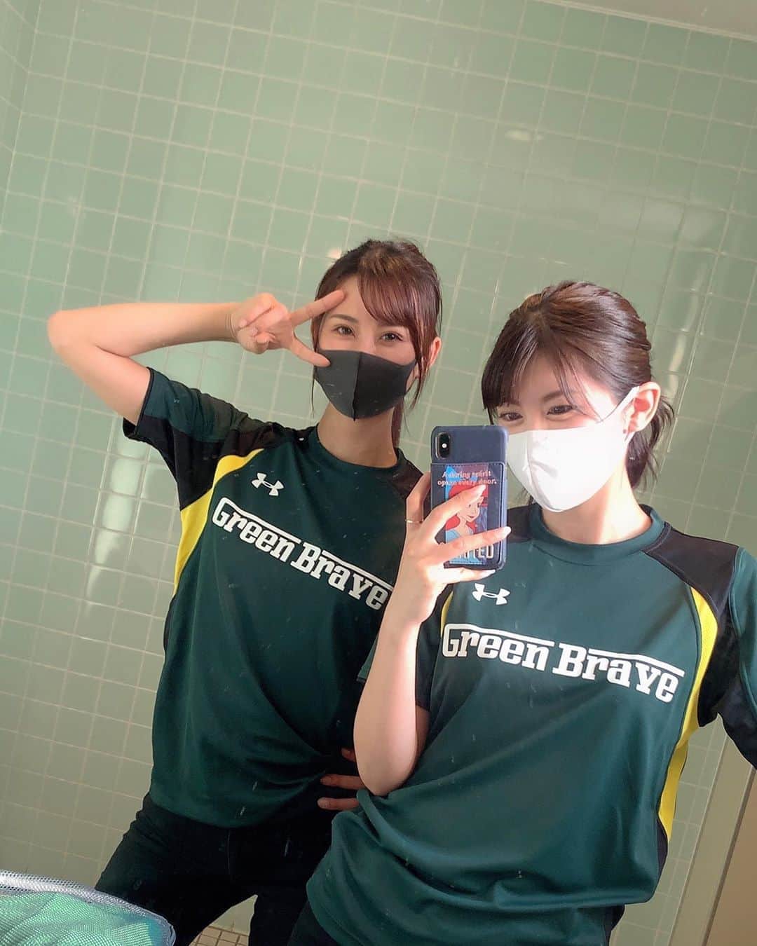 熊林保奈美のインスタグラム：「* . そして今回はらんらん( @narutoranze )と一緒に スタッフとして自分達にできる範囲で チームやドライバーさんのサポートをさせて頂きました。 . RQをしていると見られない スタッフさんやメカさんの動きを見る事ができたり、 そして何よりようやくサーキットで一緒に戦う事ができ、 自分もチームの一員なんだと 体感する事ができました。 . らんらんは初のサーキットで 右も左もわからない中、そして暑さの中 一生懸命ついてきてくれました。 . RQの時とは動きは少し違ったけれど、 私にとって、きっとらんらんにとっても 貴重な経験になりました。 ありがとうございました！ . そして早くとってぃも一緒に3人で サーキットに立ちたいなーと 改めて思ったのでした😌 . (写真はレース後YouTube配信の前に 撮りました〜📷) . * #埼玉トヨペット #埼玉トヨペットgreenbrave #supergt #supergt2020 #GT300 #レースクイーン #RQ #熊林保奈美 #道産子 #Japanesegirl #paddokgirls #pitgirl #instalike #맞팔」