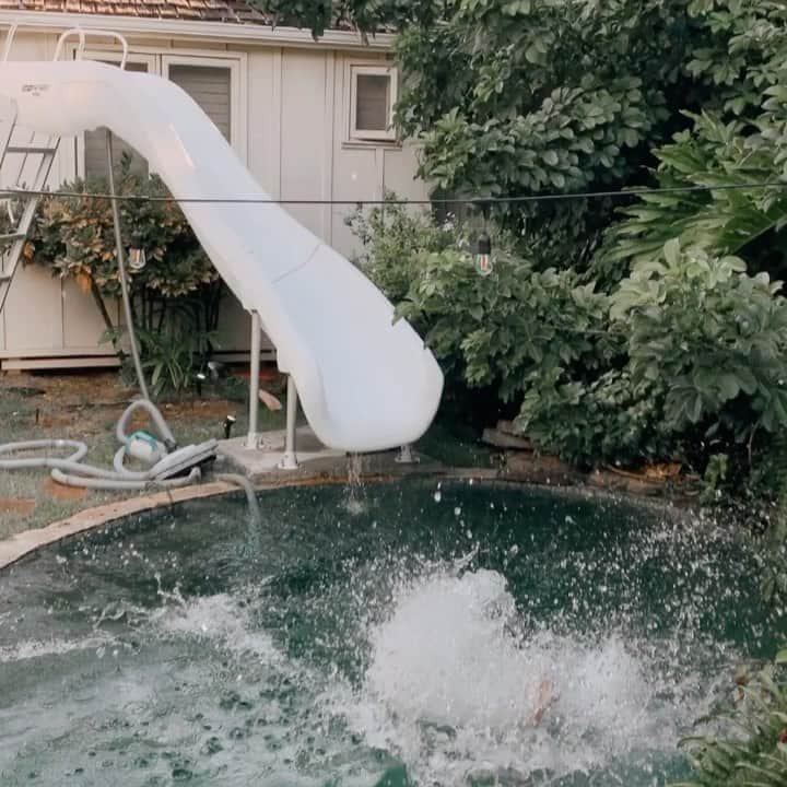 アリッサ ウーテンのインスタグラム：「Lunch pool side 💦 Check my stories to see what I made 🍹」