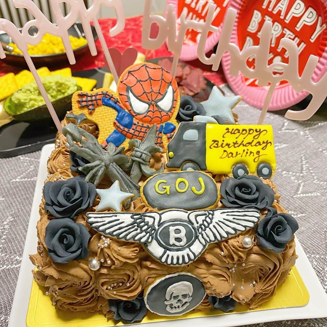 DJ JUICYのインスタグラム：「先日、旦那さんがお誕生日だったので ケーキを作ってもらいました🎂😊💖 @lafleur_ordercake ありがとうございます😉🙏🎉  見た目可愛いだけじゃなく、味も美味しくて😍　　 旦那さんより私がほとんど食べちゃいました😂😂😂🙏💕  あ、、、そして今思い出した😱💦💦　ロウソクするの忘れてたーーーー😭😭😭😭ごめん笑🙏😅  #birthdaycake #spiderman  #chromehearts  #bentley  #オーダーケーキ」