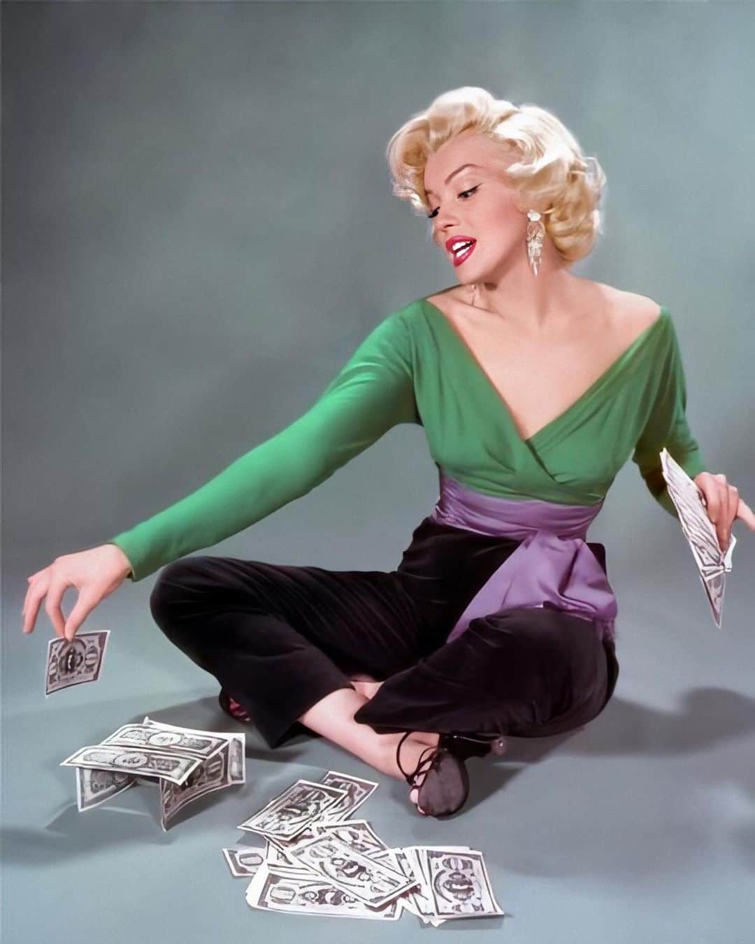 のインスタグラム：「Monday motivation✨💵 Marilyn for “Gentlemen Prefer Blondes” 1953. I love how she would get so into her characters. Her expressions are so cute lol #marilynmonroe」