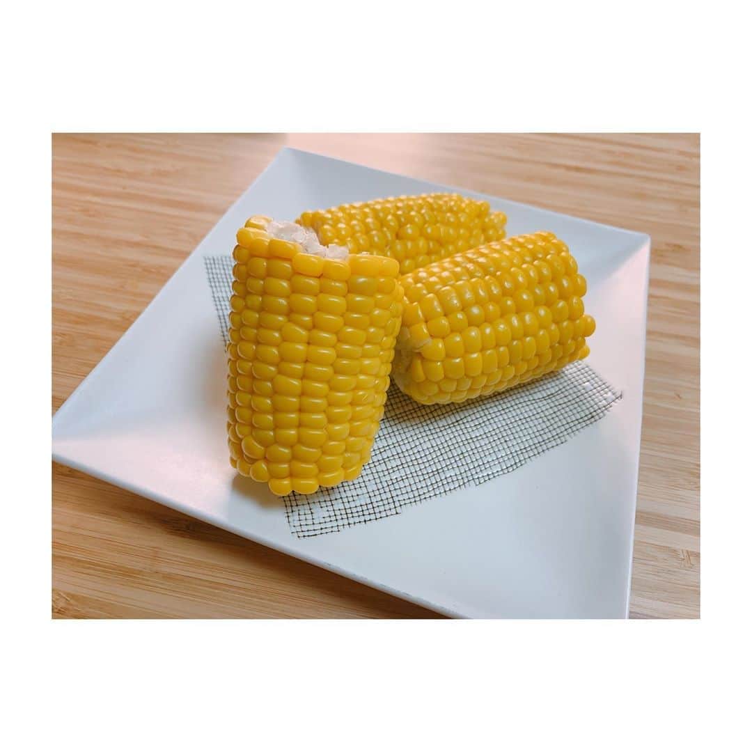 のインスタグラム：「>>>🌽...... ・ ・ 北海道のとうもろこし。  そのままが一番美味しいと分かっていながらも… とうもろこしご飯🌽🍚  そして かき揚げは大失敗。 ほぼほぼ粒が自由解散しました😣  どうやって揚げてるの？  #とうもろこし  #corn」