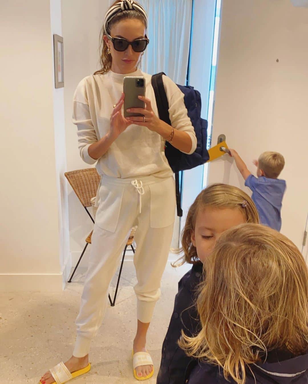 Elizabeth Chambers Hammerのインスタグラム：「When it dips below 100 degrees in the Caribbean and this morning’s school run in tropical storm Laura feels like the dead of winter.」