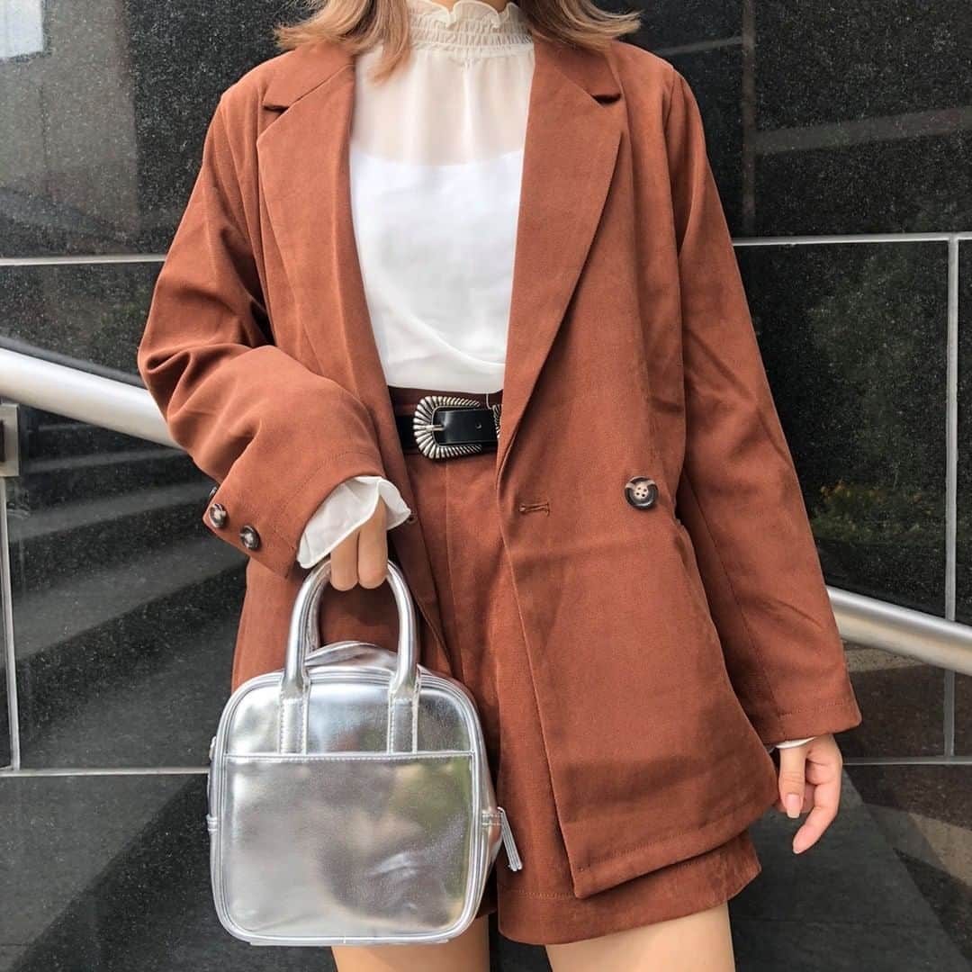 キャナルシティ博多のインスタグラム：「HOT STYLING from WEGO/ノースビル2F  キャナルで働く @naughtymn_  さんが着こなす 今真似したいスタイルをご紹介。  →→setup style スウェードライクな素材が秋を先取りできるアイテムです。 ジャケット、ショートパンツそれぞれ単体でも着回せますが、 今年らしくセットアップで着こなすのがオススメ！ カラー展開も豊富なので、店頭で似合うカラーを見つけて🌟 ▽price▽ ・スウェードライクジャケット　¥4399 ・スウェードライクショートパンツ ¥2199 ・シアーシャーリングハイネックブラウス ¥1759  まりあ さん(@naughtymn_)/WEGOスタッフ 福岡出身。得意分野はガーリー、韓国ファッションな彼女が 今回は大人っぽコーデに挑戦してくれました！ 実は韓国語と英語が話せる海外留学経験者。 随時更新中のWEGO STAFF STYLINGは まりあさんアカウントのプロフィールからチェックして。  #canalcity #キャナルシティ #キャナルシティ博多 #fukuoka #福岡 #wego  #ウィゴー #トレンド  #セットアップ #スウェード #スウェードライク  #ジャケット #ショートパンツ #セットアップコーディネート #秋服コーデ  #プチプラファッション #プチプラコーデ #1万円以下 #1万円以下コーデ  #大人っぽ #ガーリーファッション #韓国ファッション #ootd #オシャレさんと繋がりたい #style #きょこ #今日のコーデ #instafashion #outfit #hotstyling_canalcity @wego_fukuoka  @naughtymn_」